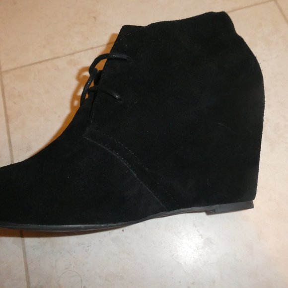 STUNNING BLACK SUEDE SHORT BOOT. SIZE 8 MEDIUM - Picture 6 of 6